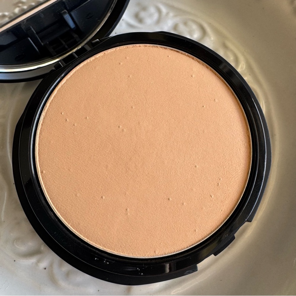 NWOT bareMinerals BAREPRO 16 HR Skin Perfecting Powder Foundation Compact Light